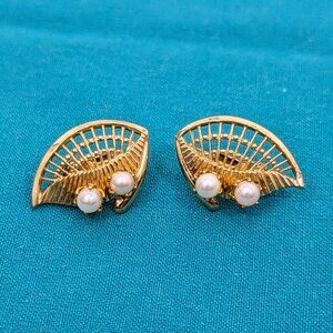Pretty vintage pearl and gold metal clip-on earrings